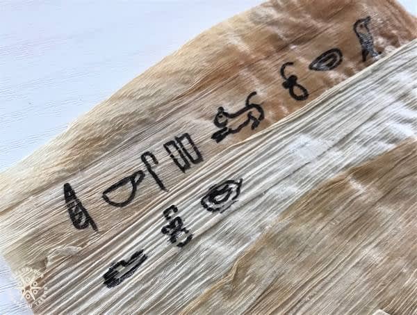 message écrit en hiéroglyphe sur papyrus fait en mais