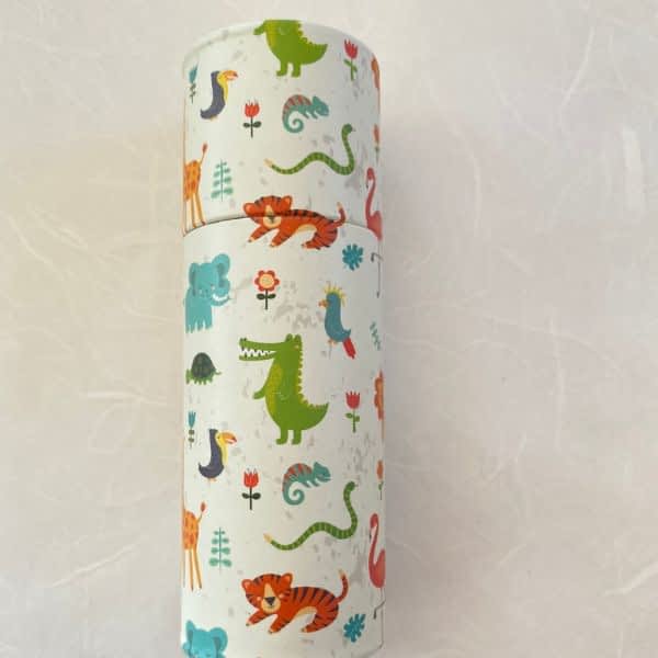 boite cylindrique décorée de petits animaux de la jungle.