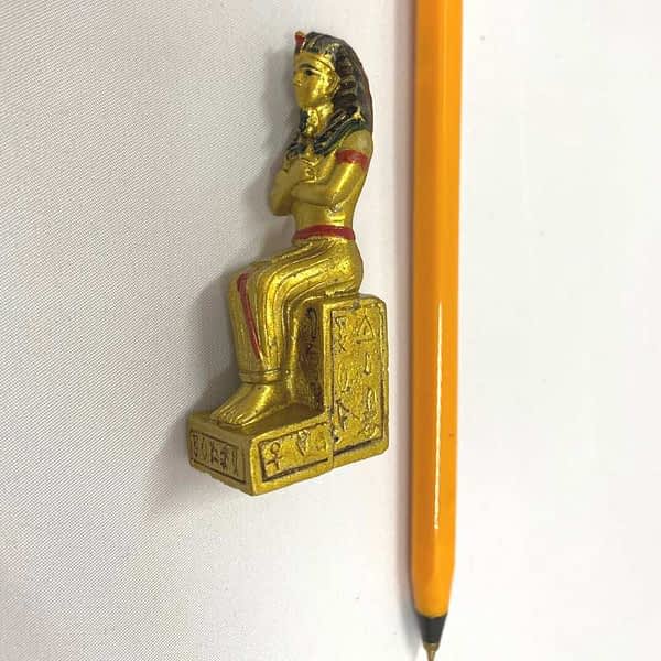 figurine pharaon assis comparee à un stylo