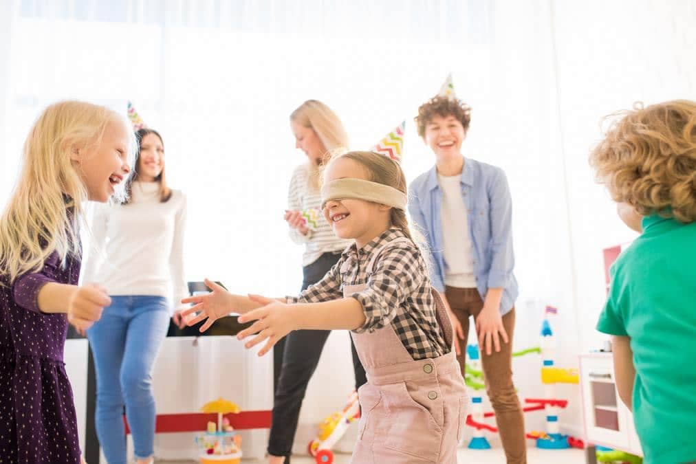 enfants jouant à colin maillard