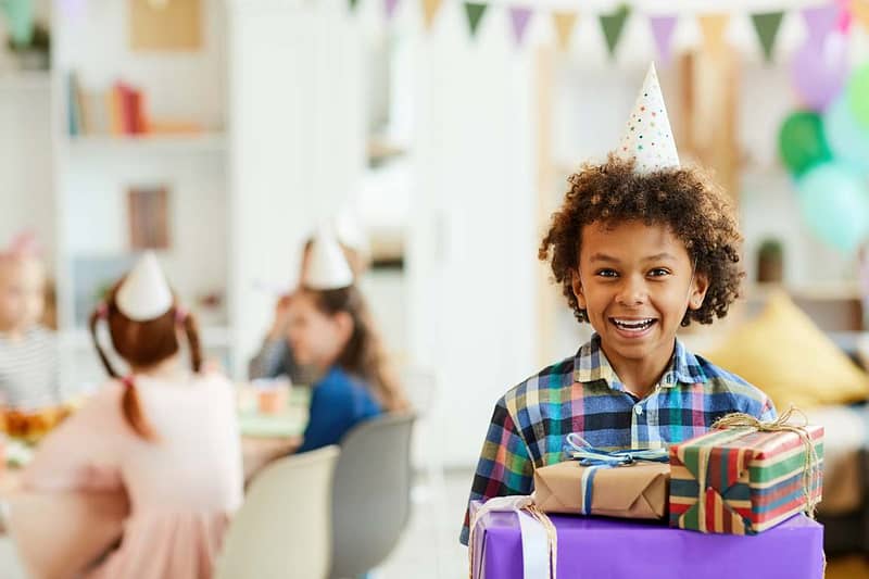 enfant avec cadeau anniversaire