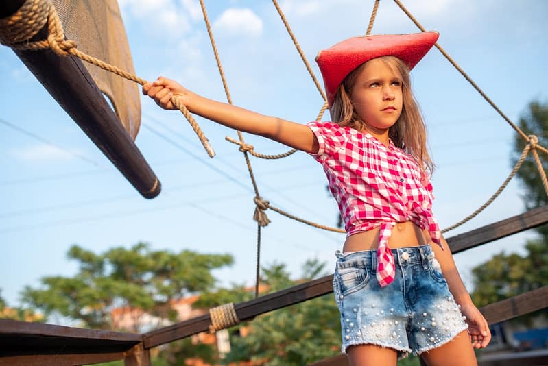 fillette déguisée en pirate.