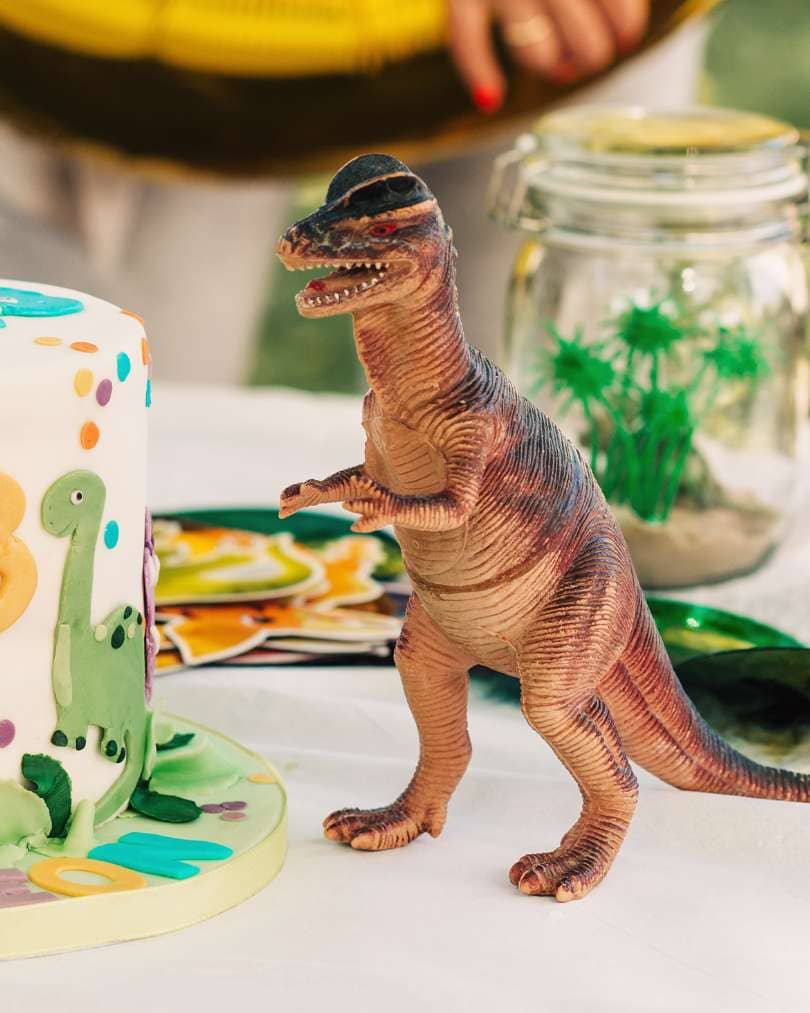 figurine dinosaure sur table anniversaire
